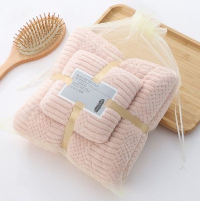 Des serviettes de bain en laine de corail épaisse et douce parfaites pour tous les âges