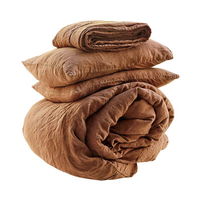 Délectez-vous de notre ensemble de lit en lin 100% français et de couverture de couette pour un sommeil luxueux.
