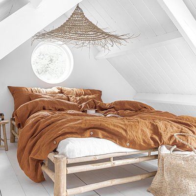 Délectez-vous de notre ensemble de lit en lin 100% français et de couverture de couette pour un sommeil luxueux.