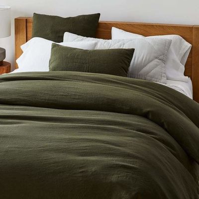 Délectez-vous de notre ensemble de lit en lin 100% français et de couverture de couette pour un sommeil luxueux.