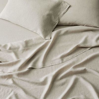 Délectez-vous de notre ensemble de lit en lin 100% français et de couverture de couette pour un sommeil luxueux.