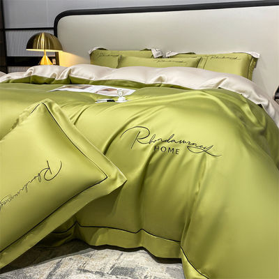 Couleur solide Lumière Luxe Broderie en soie lavée 4 pièces Lit ensemble avec feuille montée