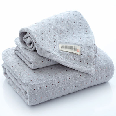 Une serviette de bain carrée pour adultes en coton pur double gaze 70*140cm douce et moelleuse