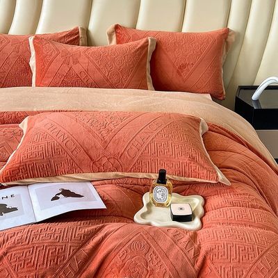 Un ensemble de literie d'hiver en tissu 100% polyester avec lit de luxe et couette King Size