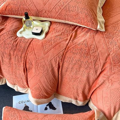 Un ensemble de literie d'hiver en tissu 100% polyester avec lit de luxe et couette King Size