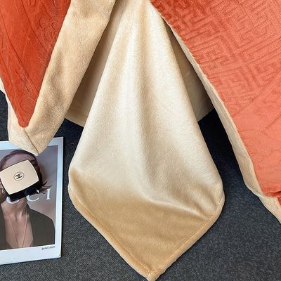 Un ensemble de literie d'hiver en tissu 100% polyester avec lit de luxe et couette King Size