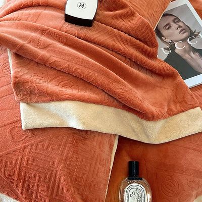 Un ensemble de literie d'hiver en tissu 100% polyester avec lit de luxe et couette King Size