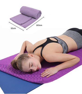 Une serviette de yoga chaud antidérapant avec des points de silicone