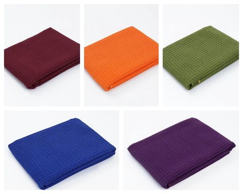 Une serviette de yoga chaud antidérapant avec des points de silicone