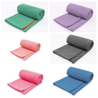 Une serviette de yoga chaud antidérapant avec des points de silicone