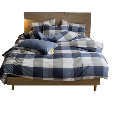 Un ensemble de checkerboard en lin, couverture de couette et draps pour un look chic et intemporel.