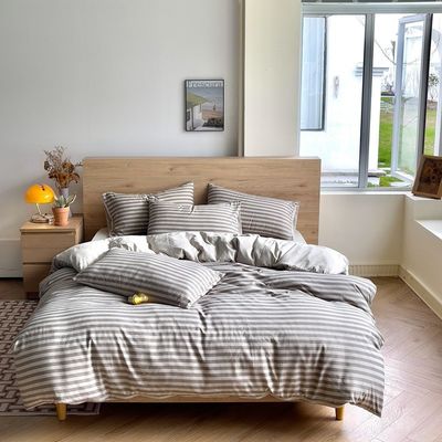 Un ensemble de checkerboard en lin, couverture de couette et draps pour un look chic et intemporel.