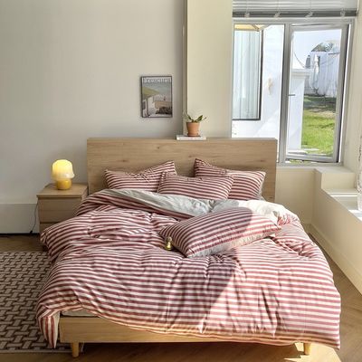 Un ensemble de checkerboard en lin, couverture de couette et draps pour un look chic et intemporel.
