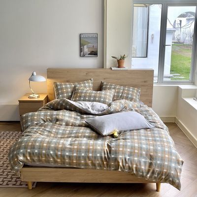Un ensemble de checkerboard en lin, couverture de couette et draps pour un look chic et intemporel.