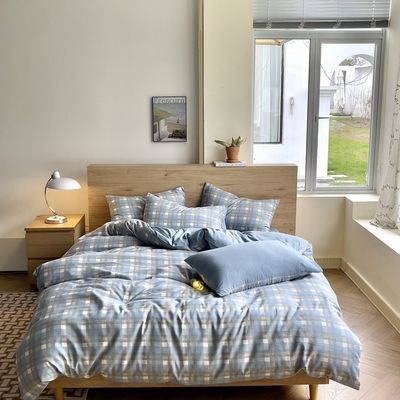 Un ensemble de checkerboard en lin, couverture de couette et draps pour un look chic et intemporel.