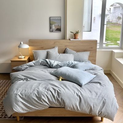 Un ensemble de checkerboard en lin, couverture de couette et draps pour un look chic et intemporel.