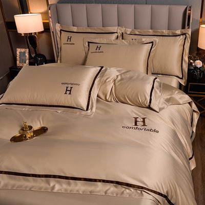 Hôtel Mariage rouge Confortable gris de couleur solide Broderie des années 60 Soie lavée Four Piece Lit Set
