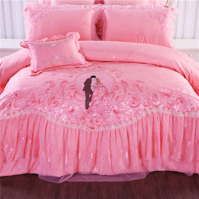 Un ensemble de lit de mariage de luxe en quatre pièces avec couette imprimée et feuille de couette 100% coton