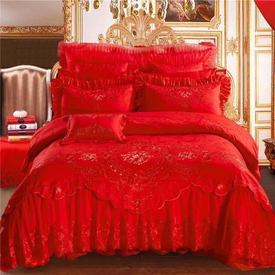 Un ensemble de lit de mariage de luxe en quatre pièces avec couette imprimée et feuille de couette 100% coton
