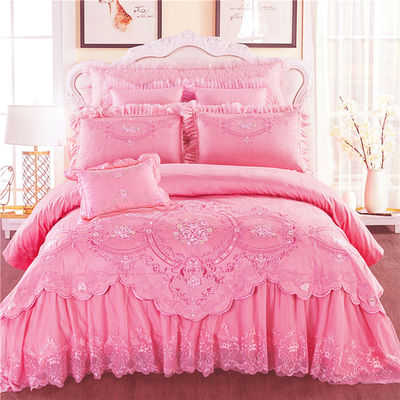Un ensemble de lit de mariage de luxe en quatre pièces avec couette imprimée et feuille de couette 100% coton