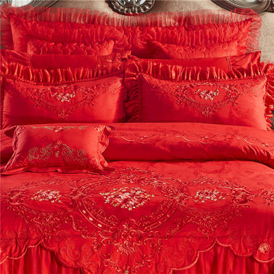 Un ensemble de lit de mariage de luxe en quatre pièces avec couette imprimée et feuille de couette 100% coton
