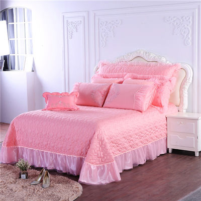 Un ensemble de lit de mariage de luxe en quatre pièces avec couette imprimée et feuille de couette 100% coton