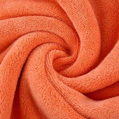 85% de polyester 15% de polyamide Taille et logo personnalisés