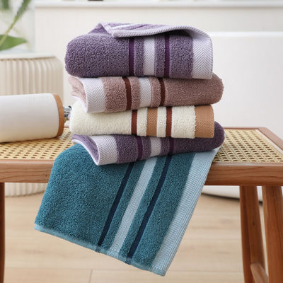 Découvrez le luxe avec nos ensembles de serviettes douces et absorbantes qui peuvent contenir le logo de l'hôtel