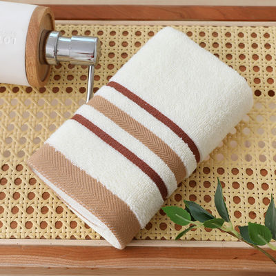 Découvrez le luxe avec nos ensembles de serviettes douces et absorbantes qui peuvent contenir le logo de l'hôtel