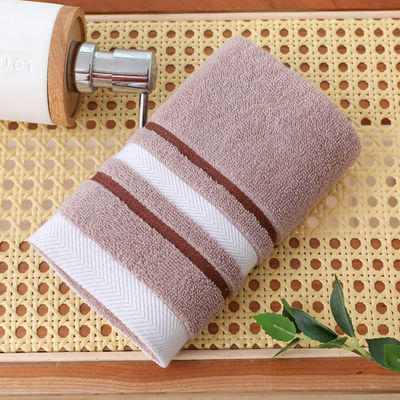 Découvrez le luxe avec nos ensembles de serviettes douces et absorbantes qui peuvent contenir le logo de l'hôtel