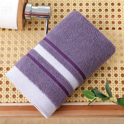 Découvrez le luxe avec nos ensembles de serviettes douces et absorbantes qui peuvent contenir le logo de l'hôtel