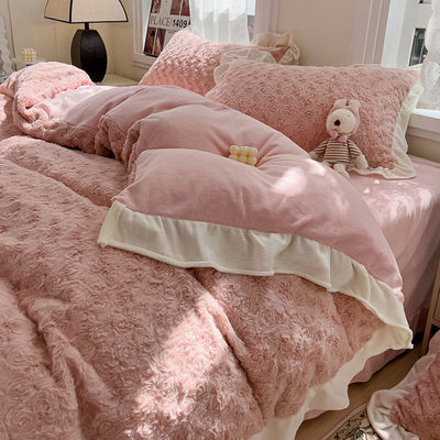 2023 Chaud dentelle rose lapin en peluche ensemble de quatre pièces ensemble de confort avec type de motif solide