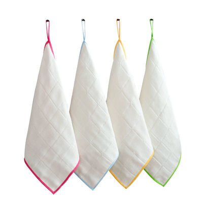 Des serviettes de cuisine en fibre de bois de bambou, de forme carrée, avec un logo personnalisable, et des serviettes de cuisine en coton