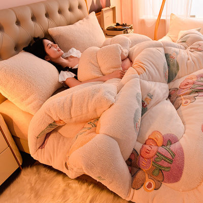 Restez au chaud et au luxe avec notre couette lourde brodée en velours