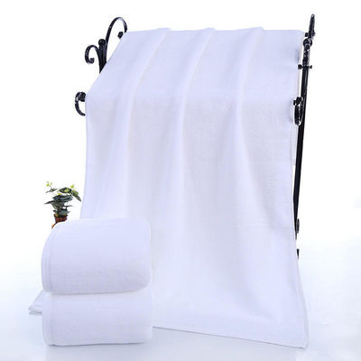 Une serviette en coton épaisse de 80*180cm, taille multiple 21S, blanche et douce, 600g pour l'été.