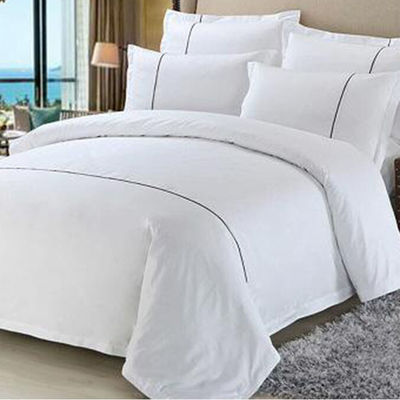 Un ensemble de linge de lit et de serviettes d'hôtel améliore le confort de vos clients