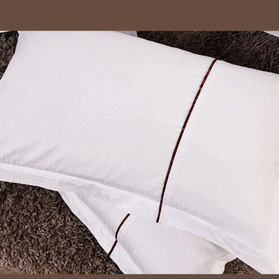 Un ensemble de linge de lit et de serviettes d'hôtel améliore le confort de vos clients