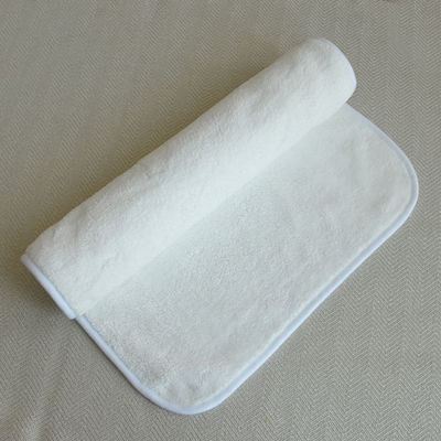 Une serviette de salon pour les cheveux, un turban, une serviette pour les cheveux à sécher rapidement pour faciliter les soins et des microfibres ultra en peluche