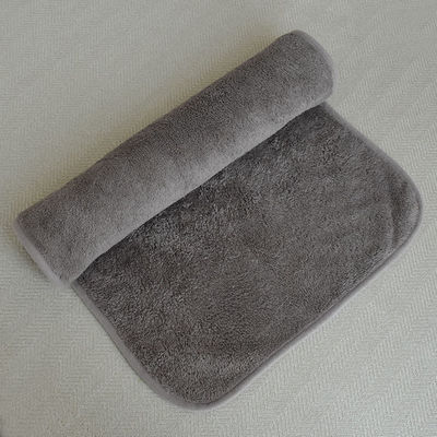 Une serviette de salon pour les cheveux, un turban, une serviette pour les cheveux à sécher rapidement pour faciliter les soins et des microfibres ultra en peluche