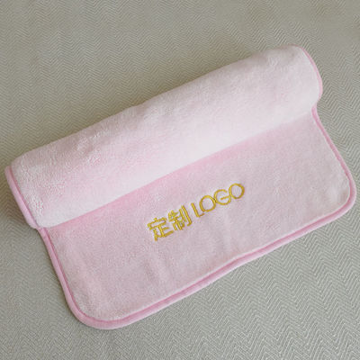 Une serviette de salon pour les cheveux, un turban, une serviette pour les cheveux à sécher rapidement pour faciliter les soins et des microfibres ultra en peluche