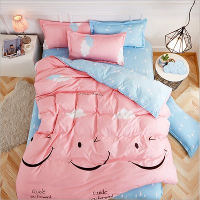 Un ensemble de literie de lit de chambre d'hôtel personnalisé pour des nuits confortables et élégantes