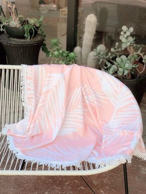 Une serviette de plage en coton turc en couleur et taille personnalisées avec impression personnalisée