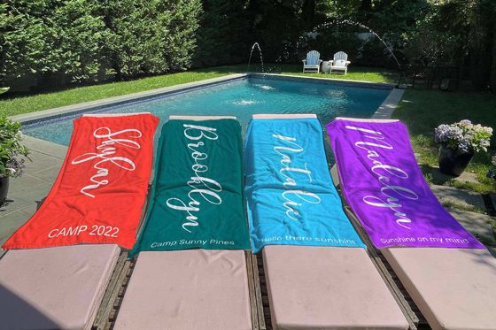 Une serviette de plage en microfibre personnalisée avec une police en gras et un nom personnalisé