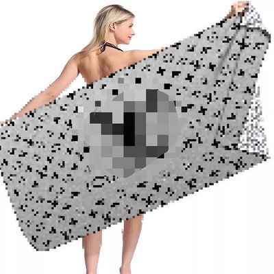 Des échantillons de serviette de plage de luxe en microfibre sèche rapide avec logo personnalisé et forme rectangulaire
