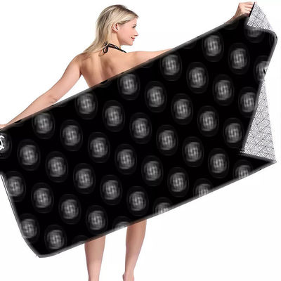 Des échantillons de serviette de plage de luxe en microfibre sèche rapide avec logo personnalisé et forme rectangulaire