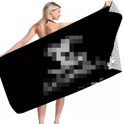 Des échantillons de serviette de plage de luxe en microfibre sèche rapide avec logo personnalisé et forme rectangulaire