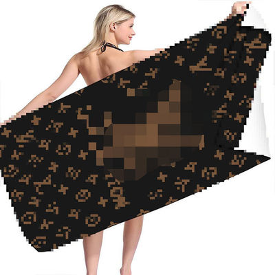 Des échantillons de serviette de plage de luxe en microfibre sèche rapide avec logo personnalisé et forme rectangulaire