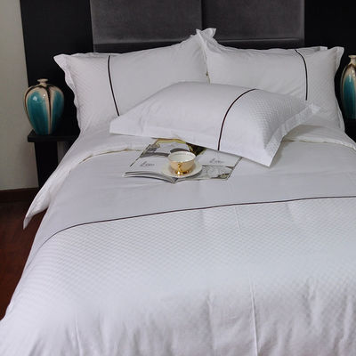 Couverture de lit d'hôtel en coton à 100% avec 300 tonnes de fils et remplissage à la goose