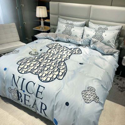 Un ensemble de lit en coton brossé en taille reine est le meilleur choix pour une chambre à coucher à la mode